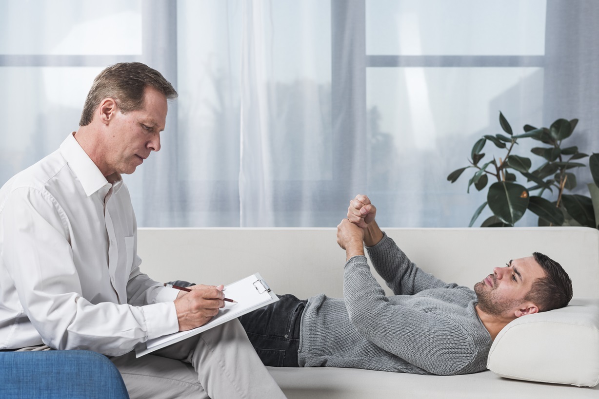 Miami Lakes Medical Center: Mental health specialist providing expert care, focusing on 7 key warning signs and when to seek help.